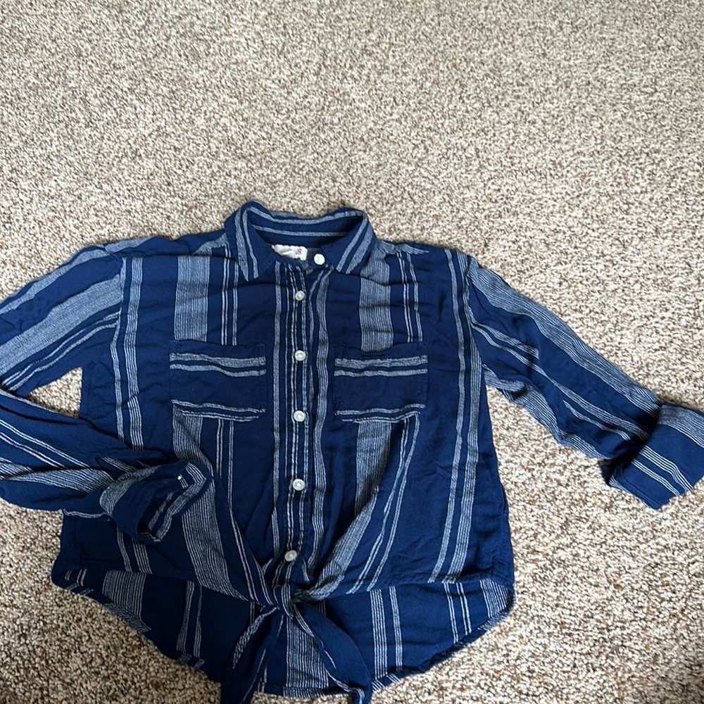Tie at waist button up shirt. Soft and flowy!